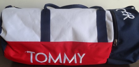 Bolso de Tommy viene en 3 tamaños. Confeccionado en cordura con logo bordado.